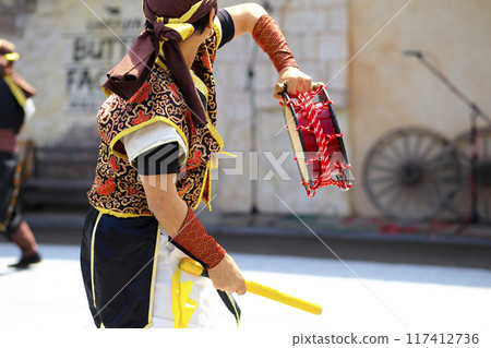 沖繩 Eisa 舞蹈表演期間的 Shimedaiko 117412736