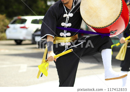 沖繩 Eisa 舞蹈表演中的大鼓 117412833