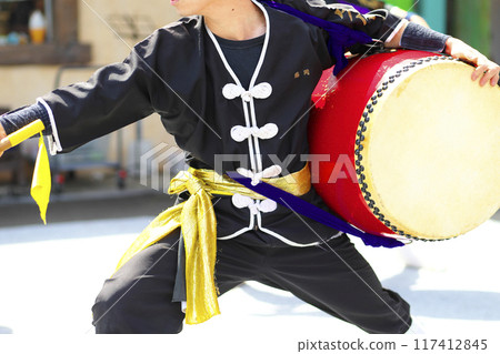 Large drums during the Okinawan Eisa dance performance 117412845