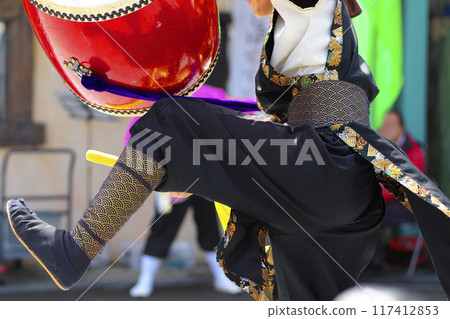 Large drums during the Okinawan Eisa dance performance 117412853