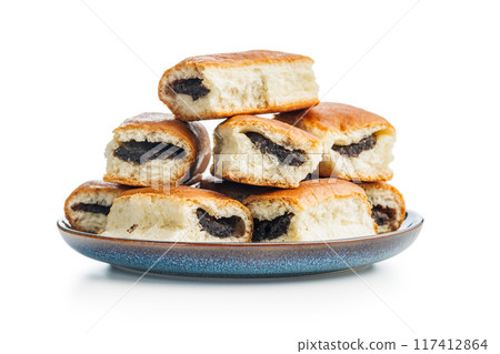 Sweet bun with poppy seed on plate isolated on white background. 117412864