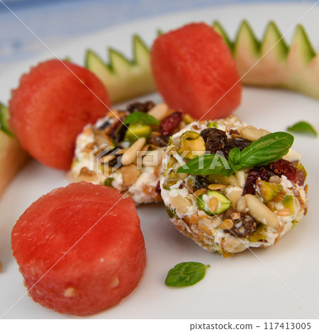 RECIPE OF SALAD OF FETA RINGS COATED WITH DRIED FRUIT, PISTACHE, NUTS AND PASTEQUE 117413005