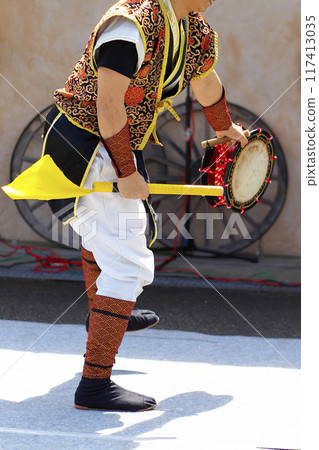 沖繩 Eisa 舞蹈表演期間的 Shimedaiko 117413035