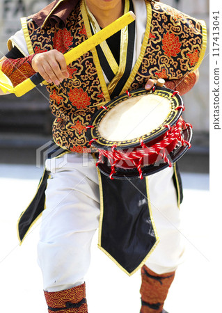 沖繩 Eisa 舞蹈表演期間的 Shimedaiko 沖繩 Eisa 舞蹈表演期間的 Shimedaiko 117413041