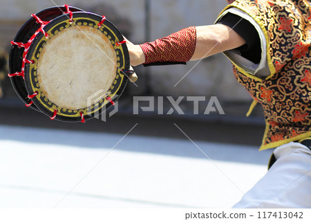 沖繩 Eisa 舞蹈表演期間的 Shimedaiko 沖繩 Eisa 舞蹈表演期間的 Shimedaiko 117413042