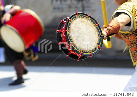 沖繩 Eisa 舞蹈表演期間的 Shimedaiko 117413048