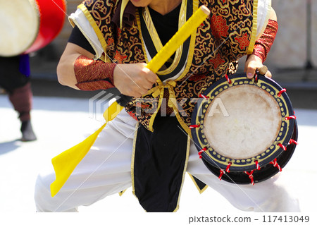 沖繩 Eisa 舞蹈表演期間的 Shimedaiko 117413049