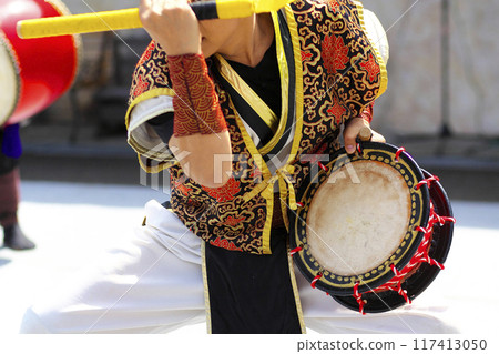 沖繩 Eisa 舞蹈表演期間的 Shimedaiko 117413050