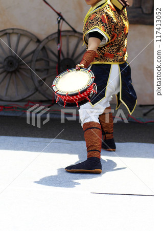 沖繩 Eisa 舞蹈表演期間的 Shimedaiko 117413052