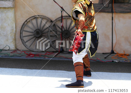 沖繩 Eisa 舞蹈表演期間的 Shimedaiko 117413053