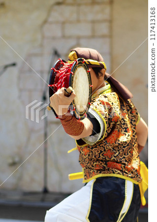 沖繩 Eisa 舞蹈表演期間的 Shimedaiko 117413168