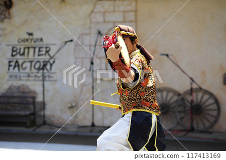 沖繩 Eisa 舞蹈表演期間的 Shimedaiko 117413169