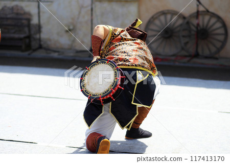 沖繩 Eisa 舞蹈表演期間的 Shimedaiko 沖繩 Eisa 舞蹈表演期間的 Shimedaiko 117413170