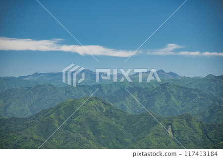 View of the Omine Mountains and Shakagatake from the Hatenashigoe Observatory [Totsukawa Village, Nara Prefecture] 117413184