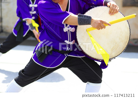 沖繩 Eisa 舞蹈表演中的大鼓 117413211
