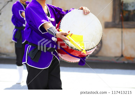 沖繩 Eisa 舞蹈表演中的大鼓 117413215