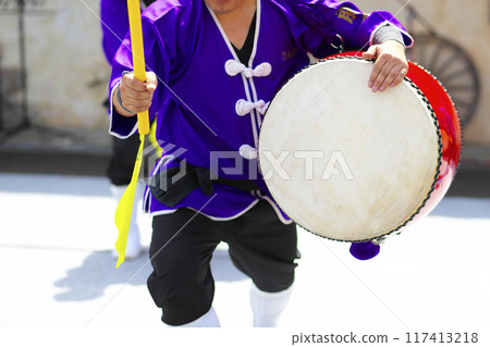 沖繩 Eisa 舞蹈表演中的大鼓 117413218