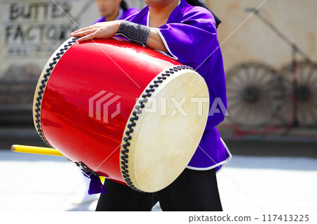 沖繩 Eisa 舞蹈表演中的大鼓 沖繩 Eisa 舞蹈表演中的大鼓 117413225