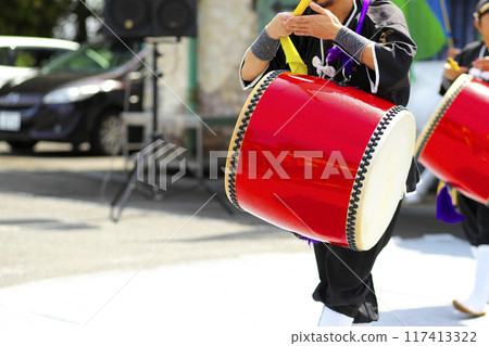 Large drums during the Okinawan Eisa dance performance 117413322