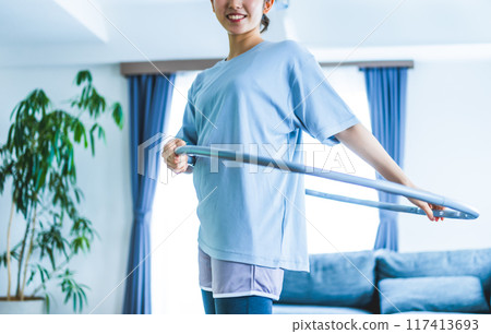 美麗的女人在家鍛煉 117413693