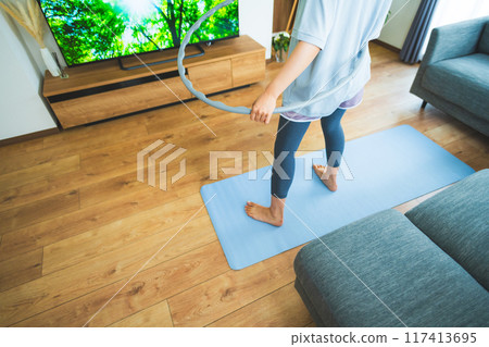 美麗的女人在家鍛煉 117413695