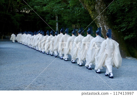 A beautiful procession of chief priests at Ise Shrine (Ise City, Mie Prefecture) 117413997