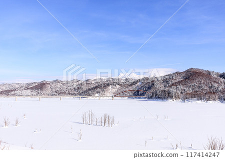 北海道夕張市，橫跨完全結冰的周波羅湖和夕張山、前岳的白金大橋 [1 月] 117414247