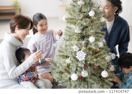 裝飾聖誕樹的家庭:母親、父親、女兒和嬰兒 裝飾聖誕樹的家庭:母親、父親、女兒和嬰兒 117414747