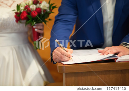 Painting in the registry office 117415410