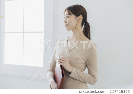 Businesswoman holding a file 117416365