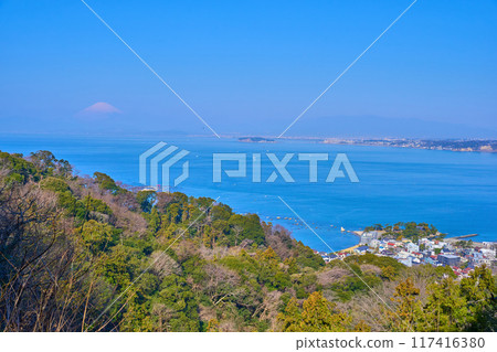 Western view (Mt. Fuji, Sagami Bay, etc.) from the summit of the Manase Course (Hayama Sangaokayama Green Space) in Hayama Town, Kanagawa Prefecture in spring 117416380