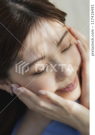 Beauty image of a woman lying on her back 117416491
