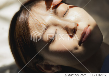 仰臥的美女圖片 仰臥的美女圖片 117416497