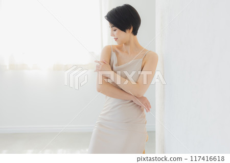 A woman care about his upper arm A woman care about his upper arm 117416618