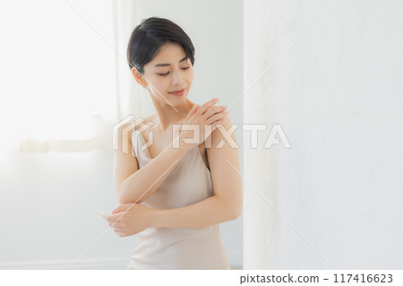一個女人關心他的上臂 一個女人關心他的上臂 117416623