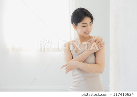 一個女人關心他的上臂 117416624
