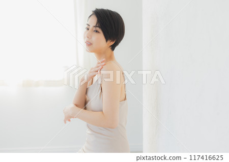 一個女人關心他的上臂 117416625