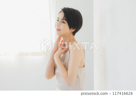 一個女人關心他的上臂 117416626