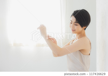 A woman care about his upper arm 117416629