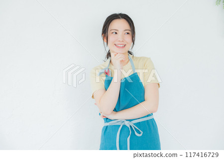 穿著圍裙思考的女人 117416729