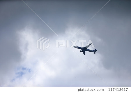 藍天和飛機 藍天和飛機 117418617