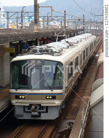 通過山陽本線三原站的221系列車(正在進行結構改良工程的車輛) 通過山陽本線三原站的221系列車(正在進行結構改良工程的車輛) 117418901