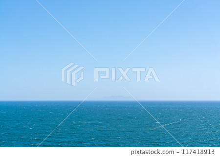 Blue sea and blue sky 117418913