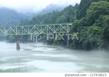 江霧中的只見川二橋 117419023