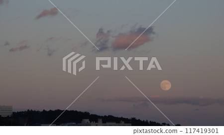 The full moon which began climbing The full moon which began climbing 117419301