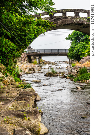 Kanahama Megane Bridge with fresh greenery [Obama Town, Unzen City, Nagasaki Prefecture] 117419991