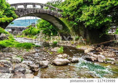 Kanahama Megane Bridge with fresh greenery [Obama Town, Unzen City, Nagasaki Prefecture] 117419999