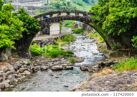 Kanahama Megane Bridge with fresh greenery [Obama Town, Unzen City, Nagasaki Prefecture] 117420003