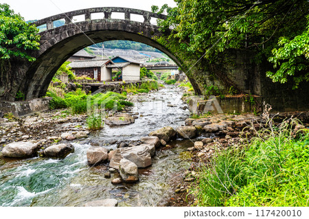 Kanahama Megane Bridge with fresh greenery [Obama Town, Unzen City, Nagasaki Prefecture] 117420010