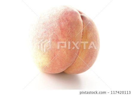 在白色背景上拍攝桃子 117420113